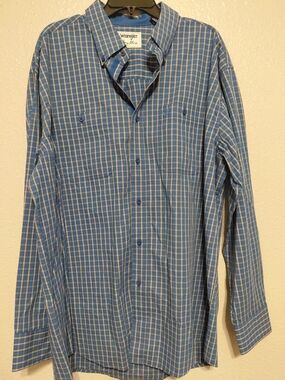 Wrangler Blue and White Plaid Long-Sleeve Button Shirt